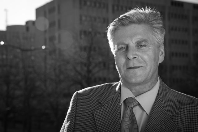 Pepe puvussa, mustavalkoinen muotokuva