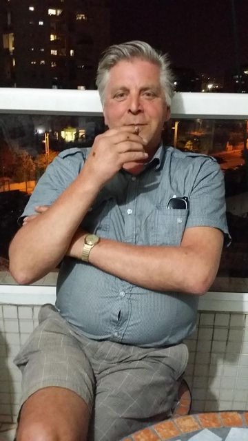 Parvekkeella iltahämärässä